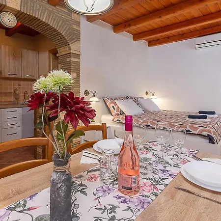 Apartament Lovely In With Kitchen